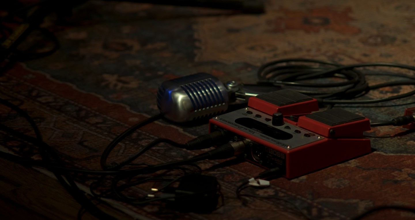 Micrófono vintage y pedal de efectos en una presentación en vivo del Día del Blues